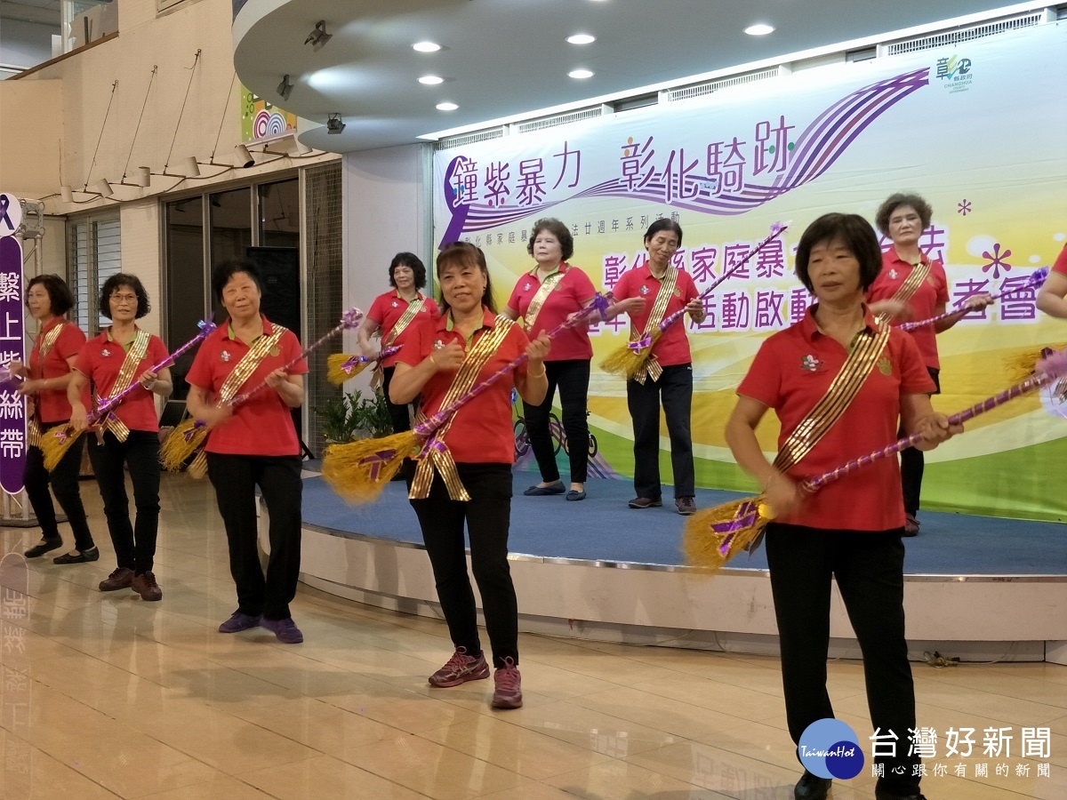福興西勢社區帶來的反暴舞。圖/記者鄧富珍攝