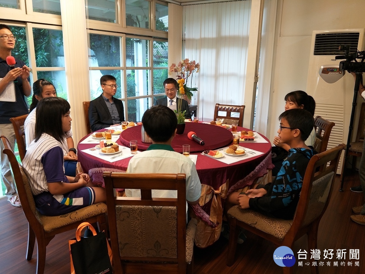彰化縣長魏明谷接見表揚彰化縣獲得總統教育獎的五位彰化學子。與會還有縣府教育處處長鄧進權。圖/記者鄧富珍攝