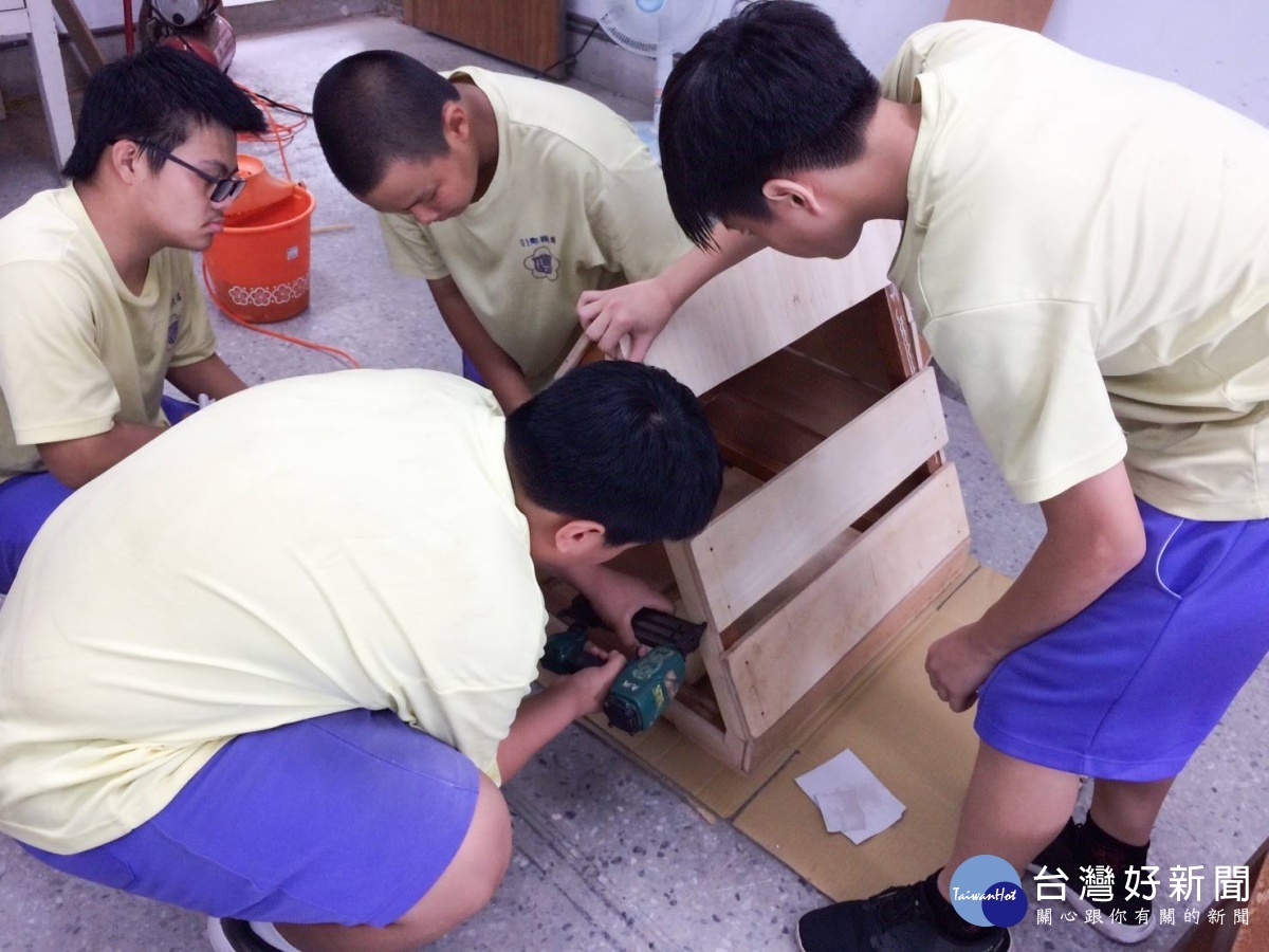 廢棄課桌椅設計加工 學生打造校犬的窩