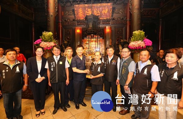 朝天宮副董林欽停、常董吳炳俊、吳春美等熱情接待林市長一行人,雲林縣副縣長丁彥哲、北港鎮長張勝智、水林鄉長陳怡帆等也一同參香祈福。(記者陳昭宗拍攝)