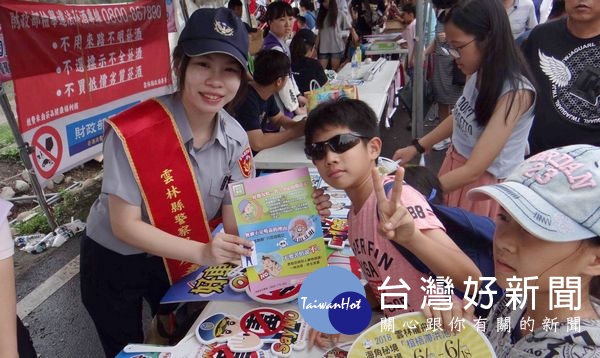 北港警方利用龍舟賽派出帥哥美女反毒大使,與民眾近距離互動,有效為犯罪預防作最佳宣傳。(記者陳昭宗拍攝)