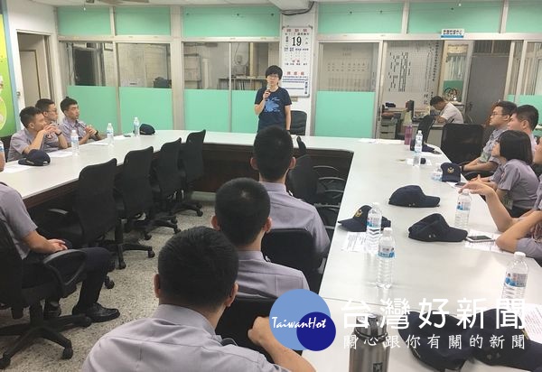 警專生暑期實習報到,北港警分局安排教育訓練,期勉學生能遵循勤務執行程序,充實且愉快的完成任務。(記者陳昭宗拍攝)