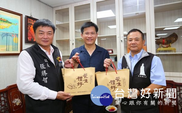 常董吳炳俊及鎮長張勝智贈送北港特產給林佳龍市長,林市長回贈台中名產太陽餅。(記者陳昭宗拍攝)