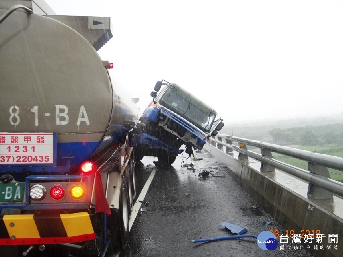 天雨路滑　台61線油罐車失控撞護欄