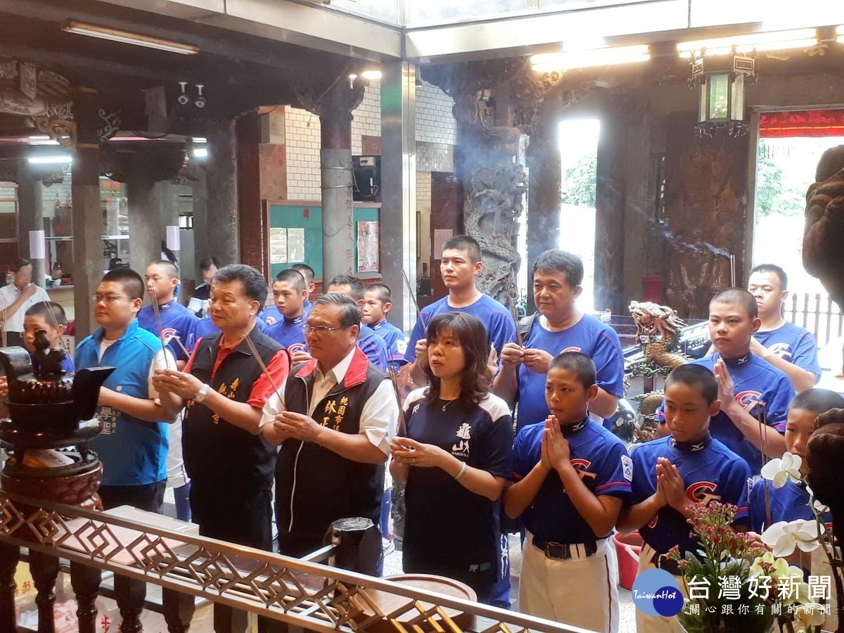桃園市議員林正峰、壽山巖觀音寺董事長林明騰陪同龜山少棒隊員們一起參拜,祈願旗開得勝為國爭光。