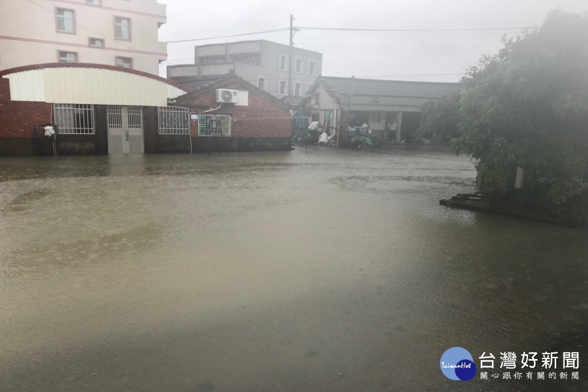 以上全是早上七股區暴雨到處積水情形。(圖/記者黃芳祿攝)