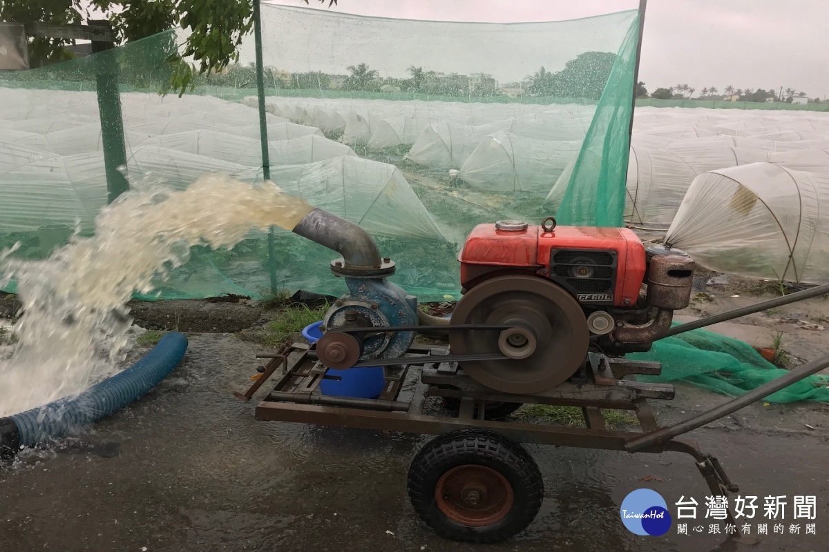今晨到早上大台南沿海暴雨猛灌,農民啟動抽水馬達緊急抽掉洋香瓜田積水。(圖/記者黃芳祿攝)