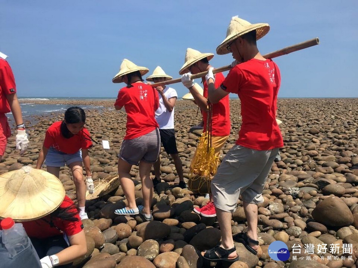 『FUN玩酷暑』體驗學習營課程中包含了「在地參與」。