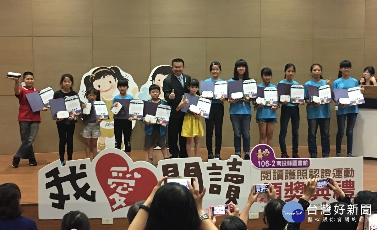 連霸的學童接受茆董事長頒獎和巧克力包。(記者扶小萍攝)