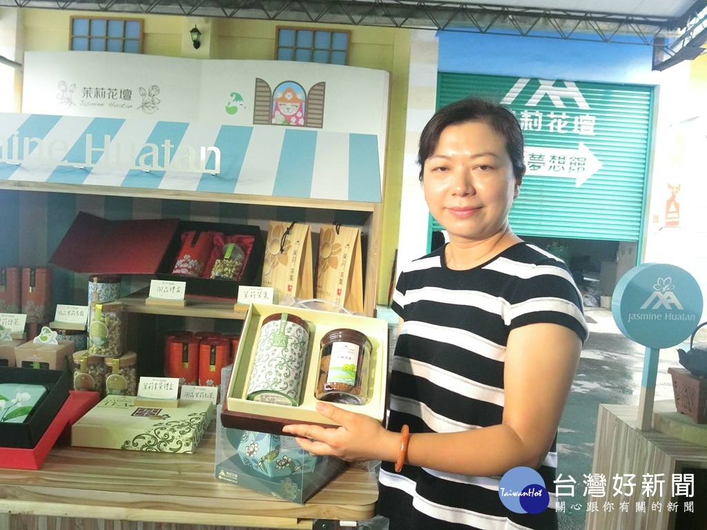 花壇鄉農會總幹事顧碧琪以茉莉花產業的傳香讓遊客體驗花香之旅。(圖/記者賴淑禎攝)