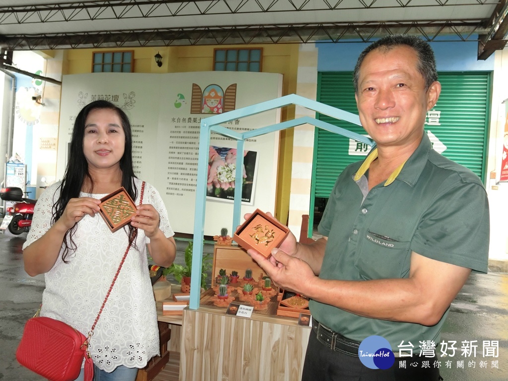 順達磚窯廠的第四代老闆張澄淵跟執行長廖嫦娥一起推薦自家的「磚」有藝術。(圖/記者賴淑禎攝)