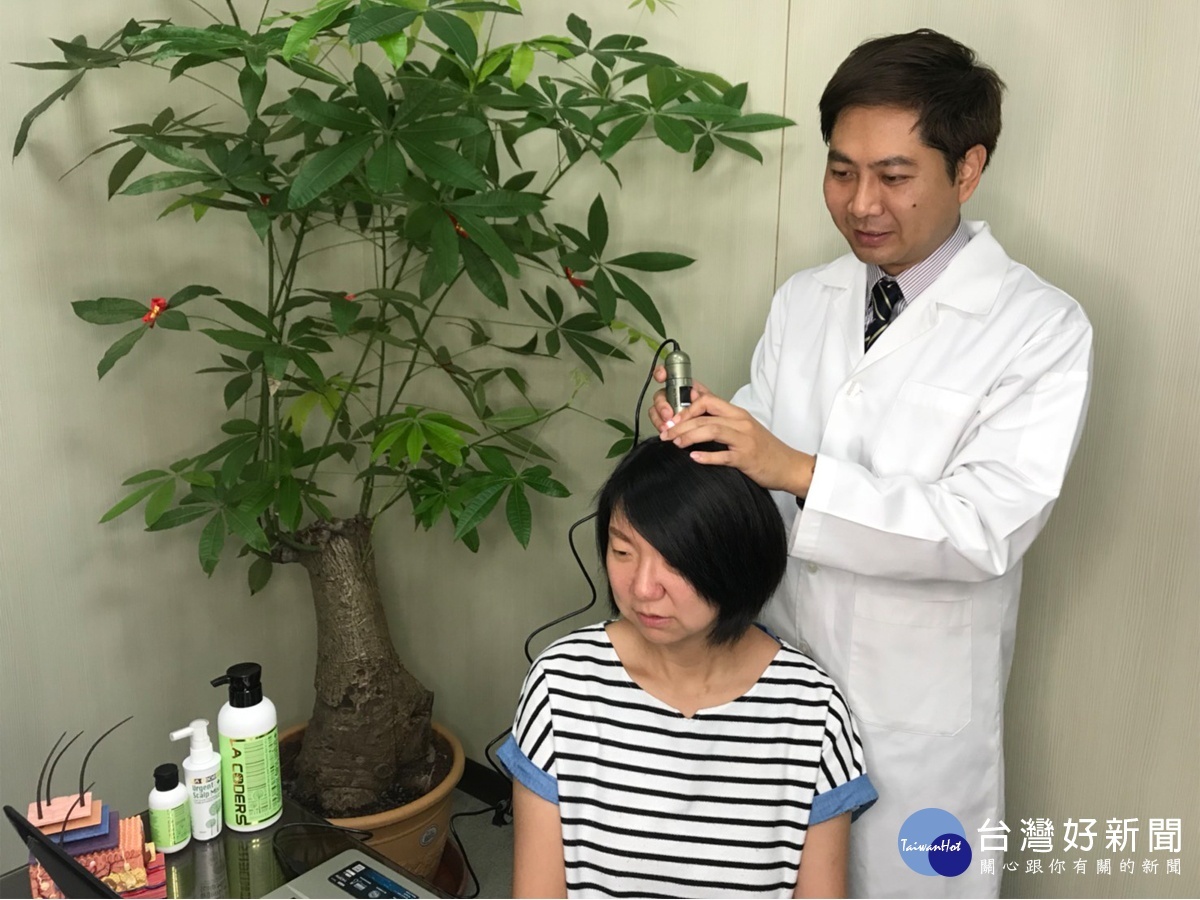 陳左雋老師建議機車族可使用含有螺旋藻與柳蘭成分的頭皮噴霧來調理頭皮。