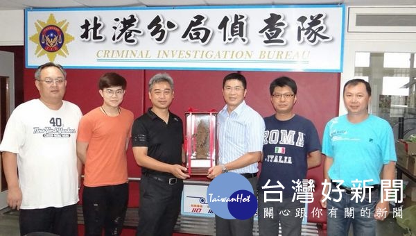 北港警分局偵查隊長郭建宏榮調，分局長廖志明及新任隊長鄧家福特別致贈紀念品並合影留念。