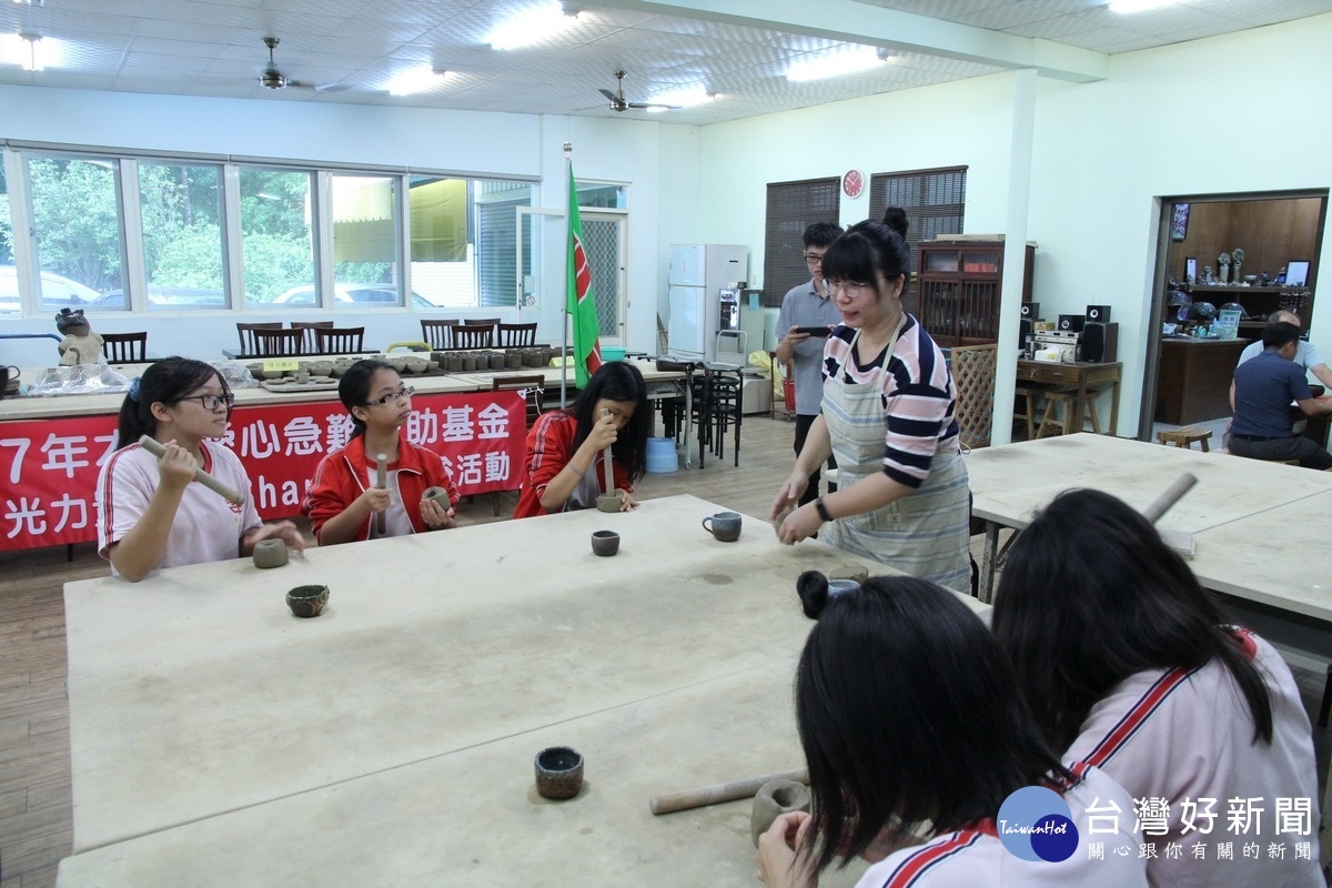 集集國中學生在陶藝園區講師指導下，製作陶藝品。