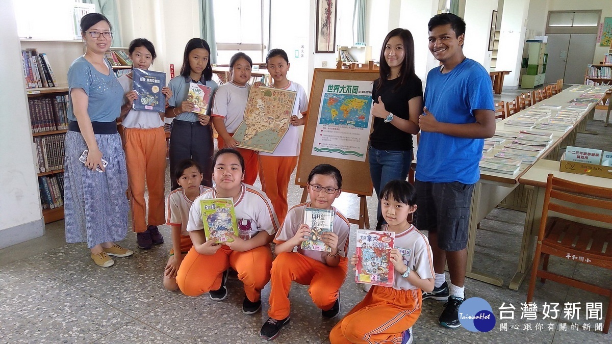 學童從繪本故事書地圖認識世界文化。