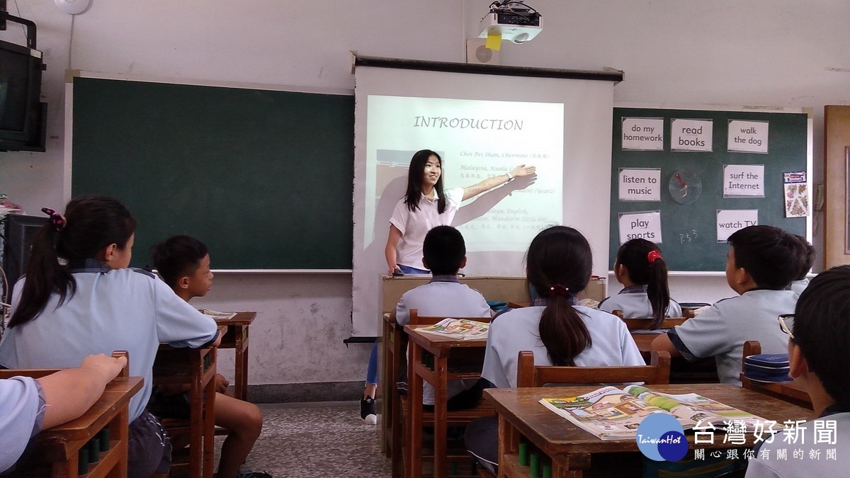 國際志工教導學童說英語。