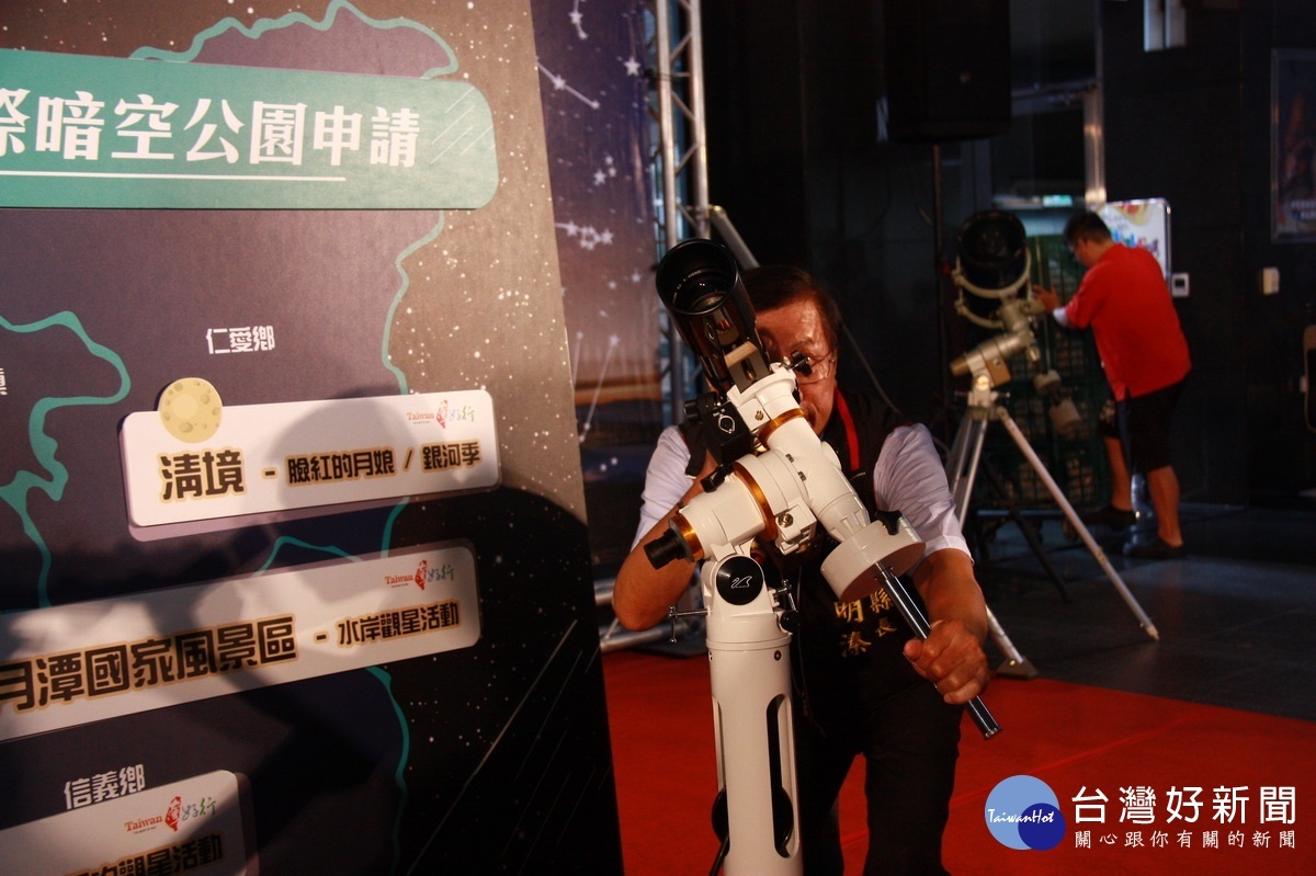 林明溱縣長展示現場天文望遠鏡將為民眾追星服務。(記者扶小萍攝)