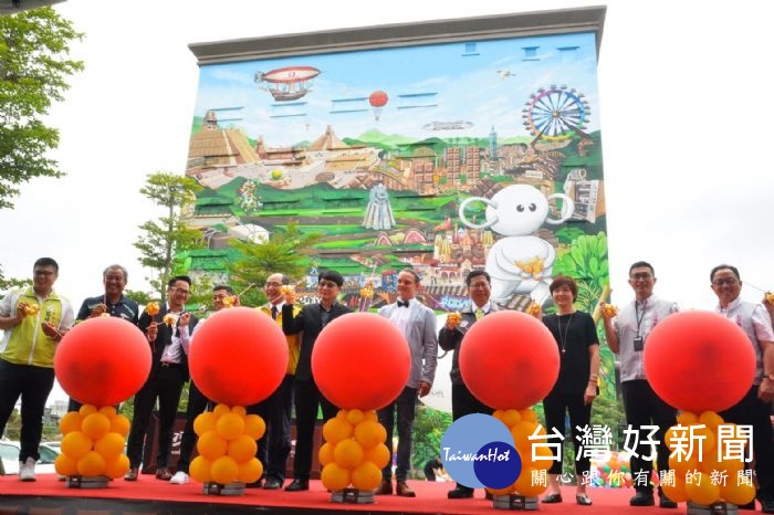 桃園市長鄭文燦前往八德區宏亞巧克力共和國，出席「桃園心藝象巨型彩繪牆揭幕記者會」。