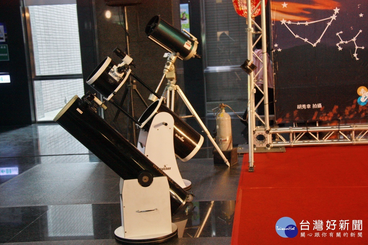 這些天文望遠鏡都將置於清境觀星據點。（記者扶小萍攝）