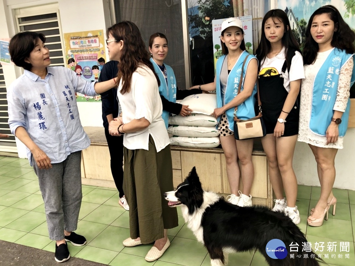 藍天志工團訪育幼院送白米 楊麗環:捐米是善念的流動