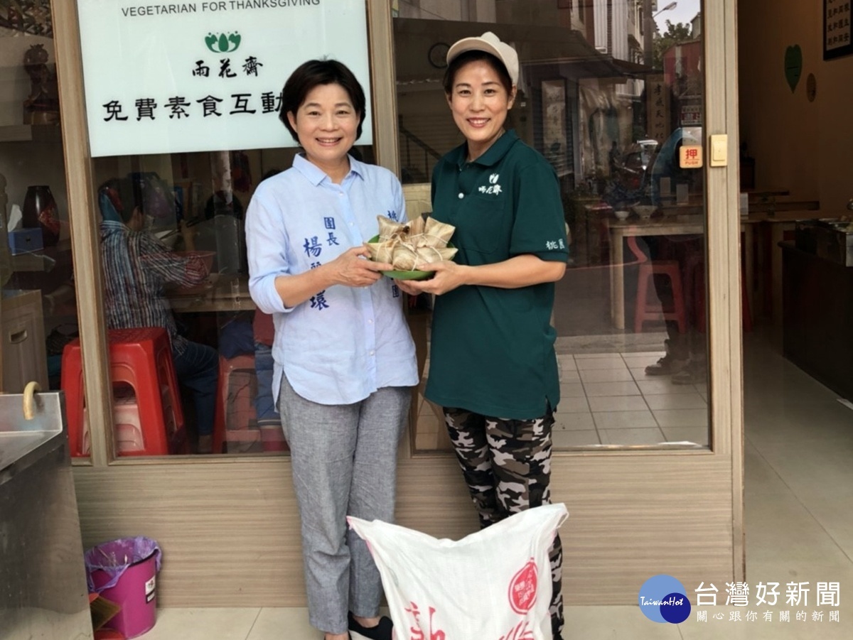 藍天志工團訪育幼院送白米 楊麗環:捐米是善念的流動