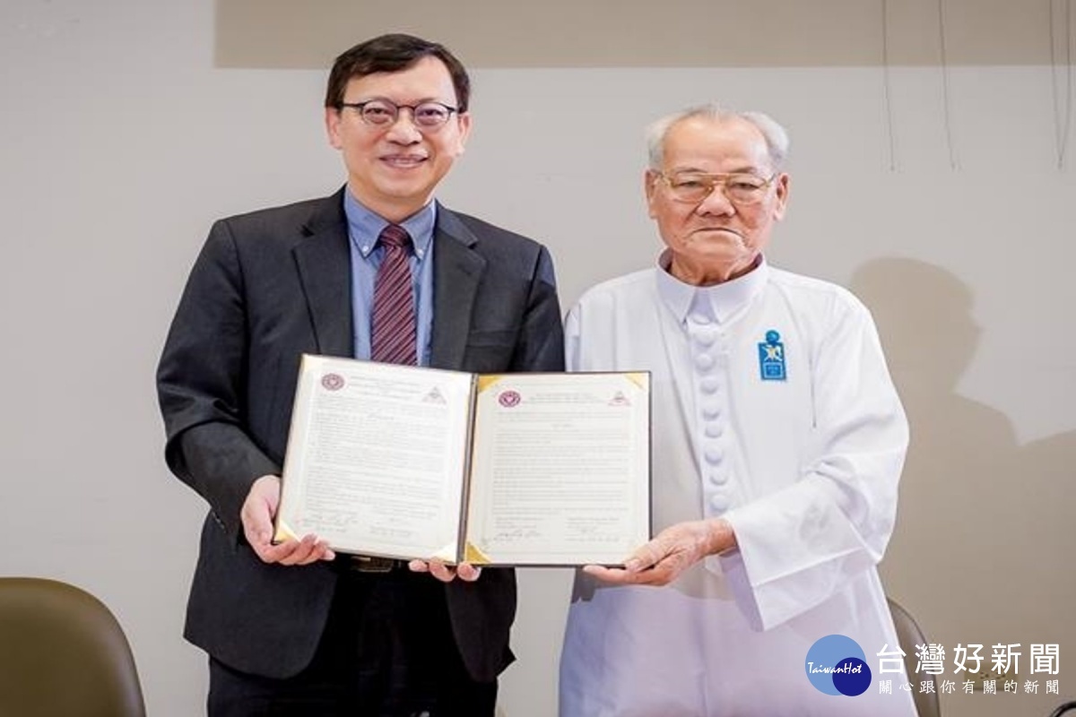 李泳龍校長和紅衣主教Thuong Tam Thanh共同簽署合作備忘錄。