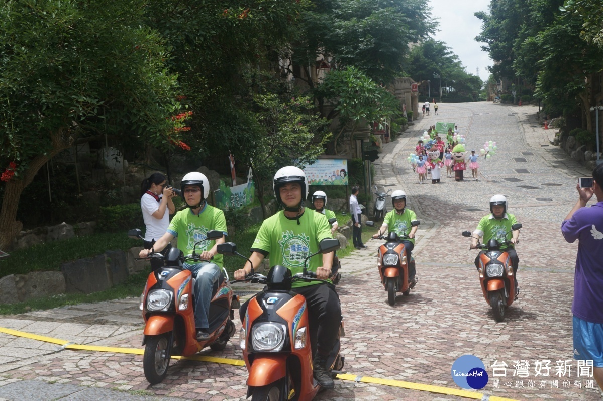 中華汽車e-moving免費提供20部電動車，讓民眾騎乘電動車穿梭田園鄉野、體驗仙草育苗食農教育，感受客庄「一哩低碳 一里幸福 一畝草茵 一畝夢田」。