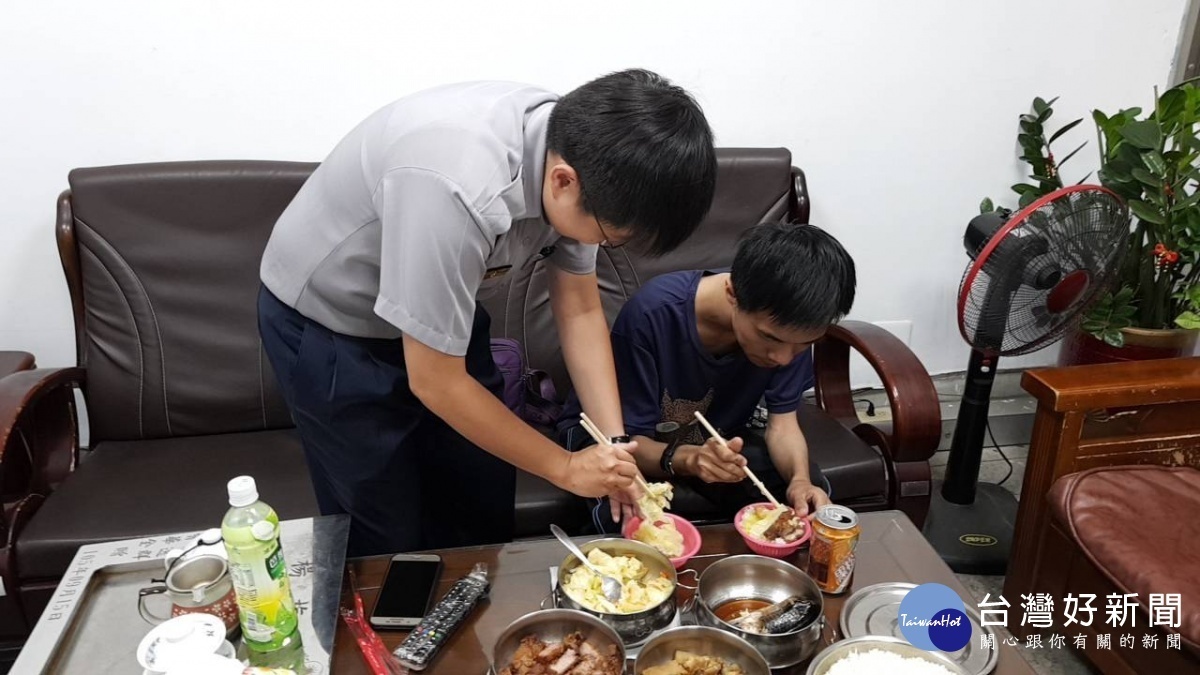上湖派出所員警,發現中度身心障礙人士,先行安撫其情緒後,將其載回派出所照顧,查詢身分。