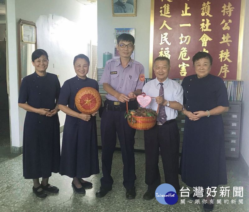 雲林區慈濟志工懷抱感恩的心,前往北港警分局暨各警所慰問第一線基層員警,祝福每位員警都能平安與健康。(記者陳昭宗拍攝)