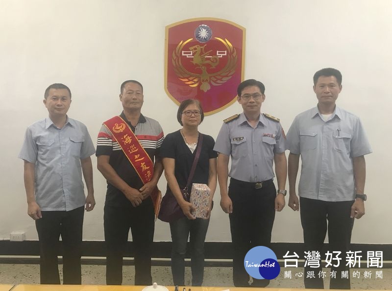海巡署中部分署為有效提升「海域執法、海事服務、海洋事務」三大面向,舉辦「107年優良漁民表揚」活動,頒發優良漁友洪龍章感謝狀。(記者陳昭宗拍攝)