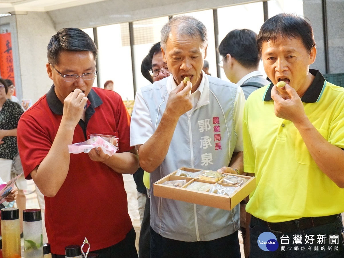 桃園市政府農業局長郭承泉與農會人員試吃蓮花季所推出的蓮花餐甜點。