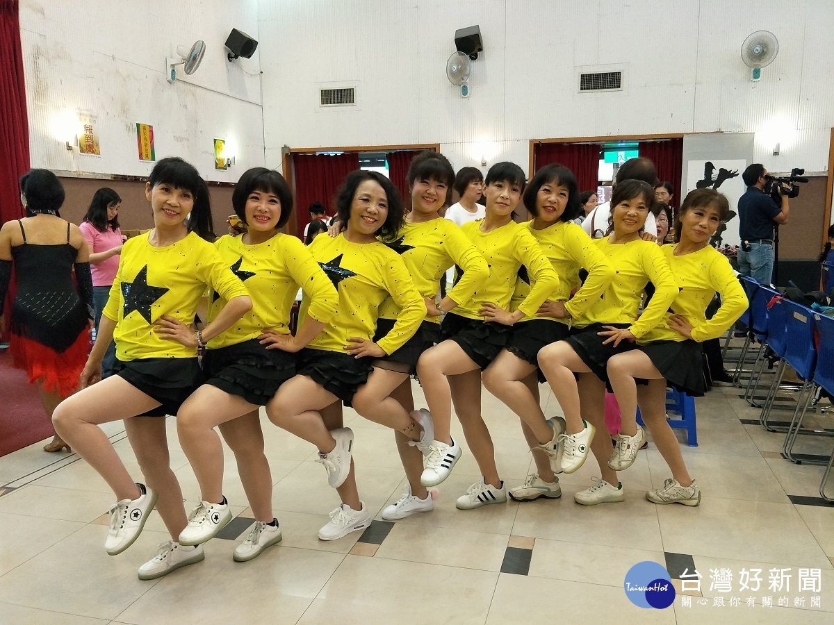 社會學園大學第40期學員成果發表之運動舞蹈。圖／記者鄧富珍攝