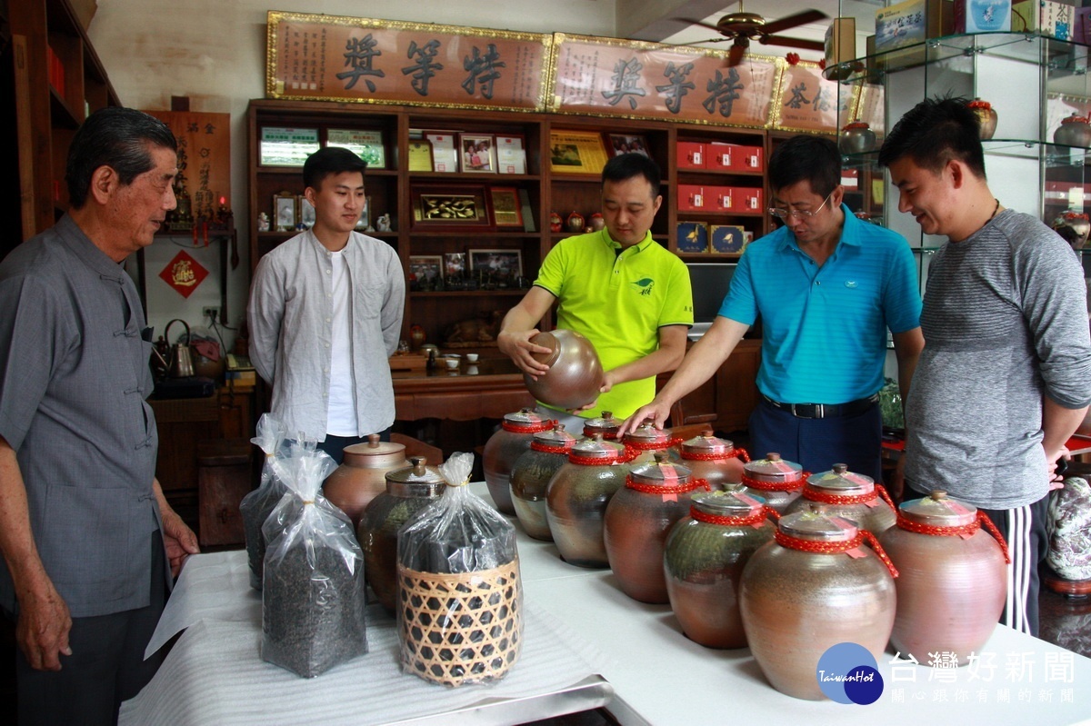 吳憲三父子介紹日月潭黏土燒製的特色茶甕。（記者扶小萍攝）