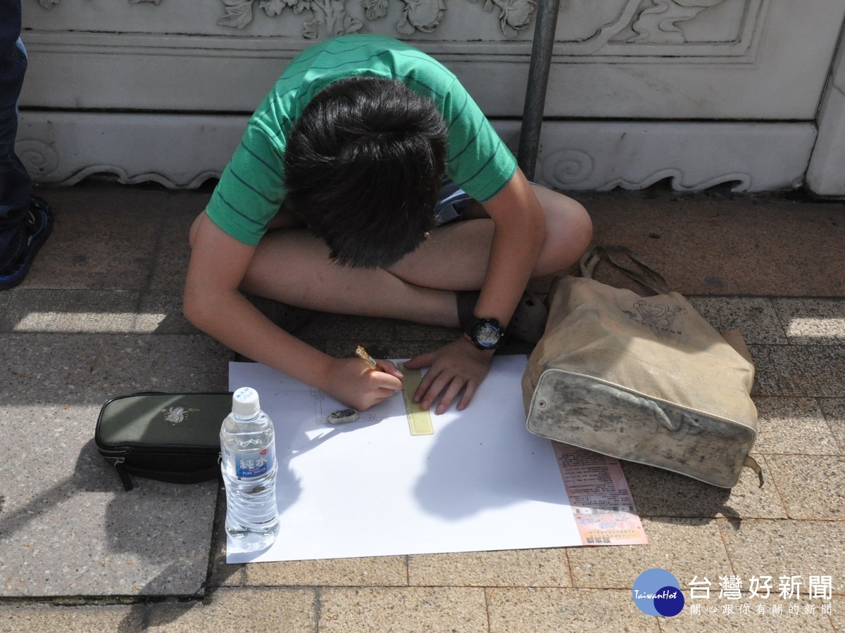 壽山巖觀音寺寫生比賽現場，小朋友席地而坐認真的進行寫生畫下古蹟。