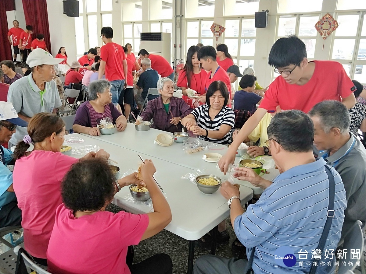 青年志工們精心準備了營好吃的午餐和長者們「青銀共食」。