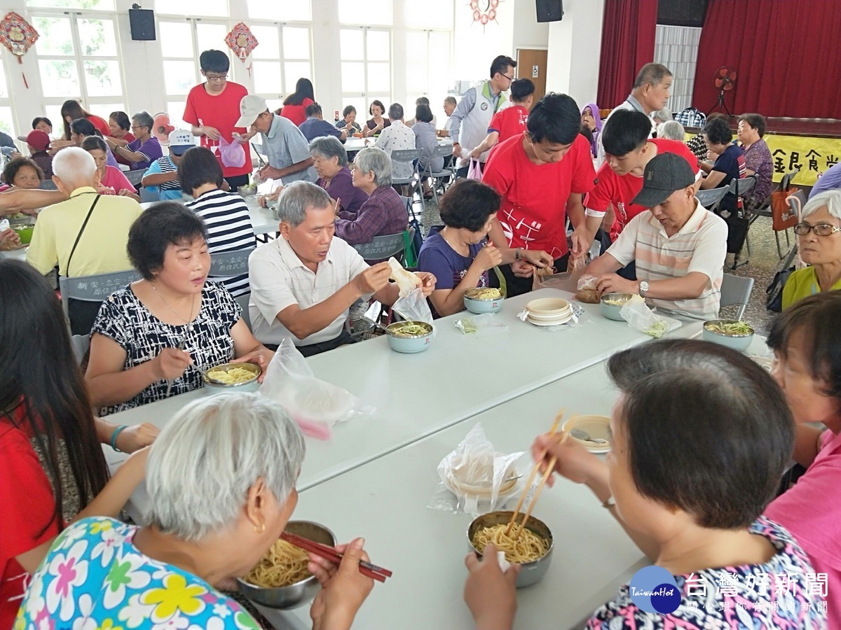 青年志工們精心準備了營好吃的午餐和長者們「青銀共食」。