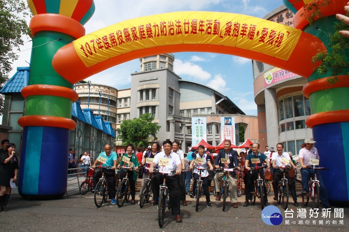 參與活動的親子由陳副縣長等引導下騎單車出發。（記者扶小萍攝）