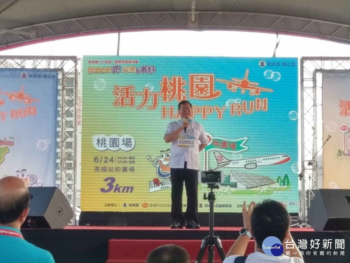 鄭文燦表示,市府會和中央共同努力、持續推廣,讓大家更為熟悉,減少紙張浪費。