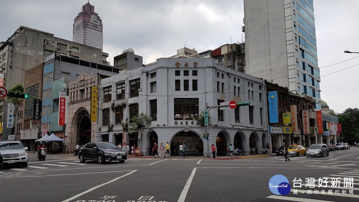 進入尾聲最後兩日金石堂推出36小時不打烊服務,店內爆滿人潮,許多老顧客趕緊把握最後一天營業時間,到現場朝聖搶看它最後一眼,向這家百年洋樓書店道別,也有人趁機「挖寶」、在牆面留言,路過民眾紛紛拿起相機拍照,記錄老店最後的身影。