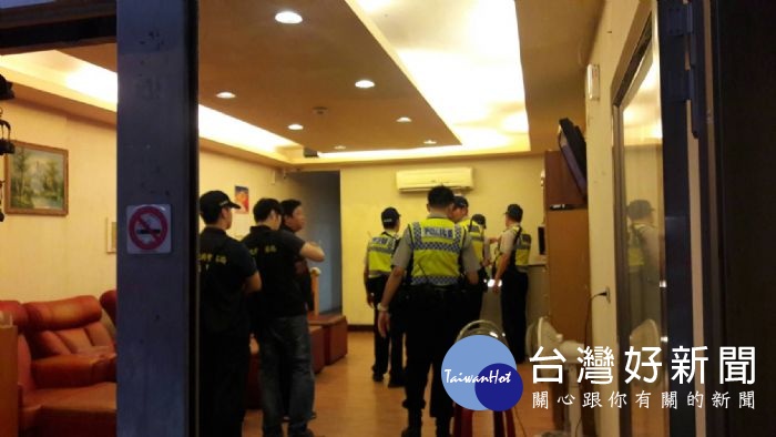 桃園市政府警察局,動員優勢警力擴大臨檢勤務,展現警察查緝不法,讓市民安居樂業之決心與魄力。