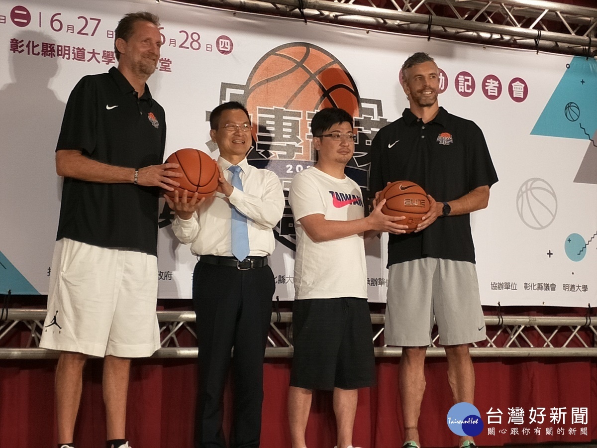 彰化縣長魏明谷、彰化縣議會議長謝典霖正式授球與David Taylor、Cory Heitz 兩名具有NCAA執教資歷的教練。圖／記者鄧富珍攝