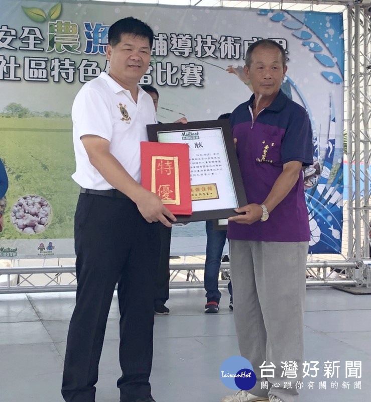 麥寮鄉長許忠富頒獎表揚將當地農漁產品、社區特色融入製作的美味社區便當。(記者陳昭宗拍攝)