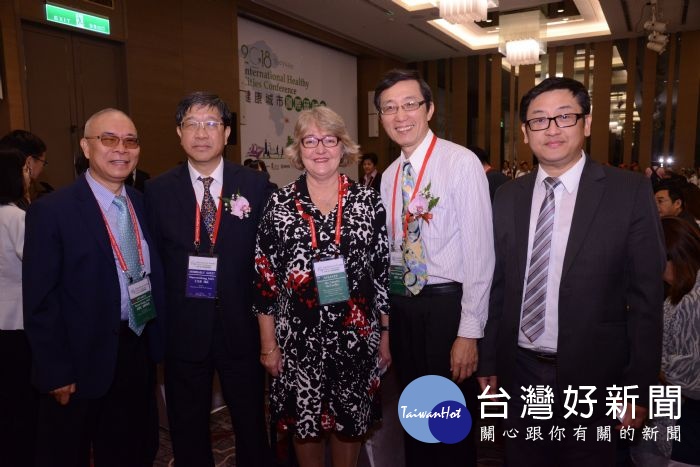 衛生局王局長文彥與貴賓合影 。