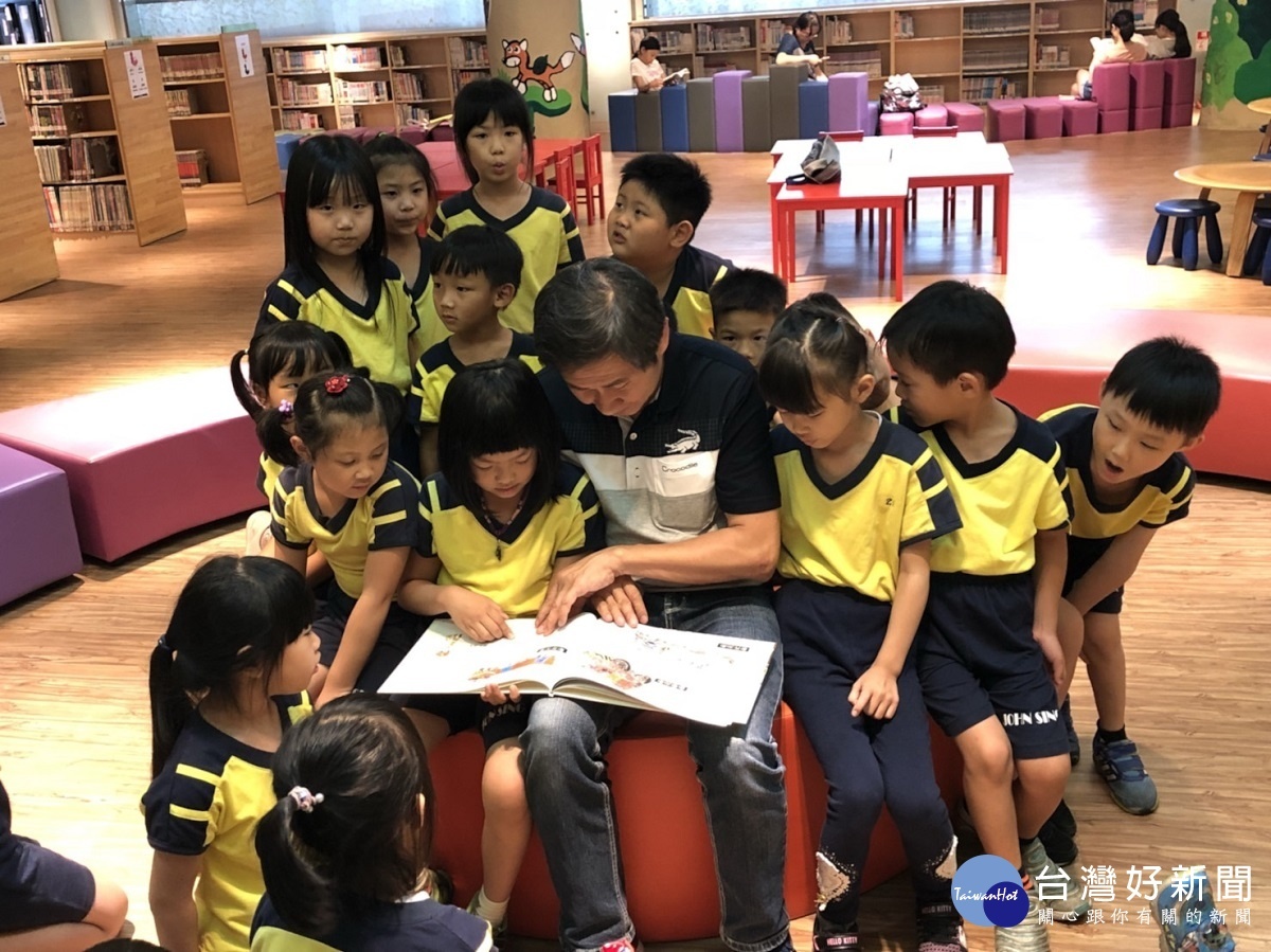 文化局長陳文彬與小朋有共同朗讀繪本。