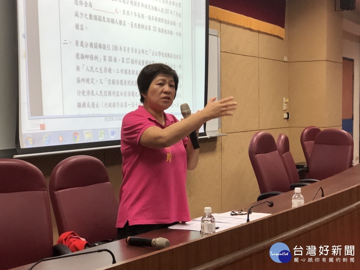 縣長參選人黃文玲律師聲援彰工退休聯誼會,義務為他們爭取權益.圖/記者鄧富珍攝