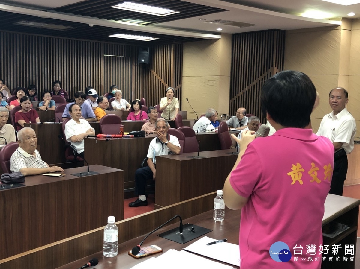 縣長參選人黃文玲律師聲援彰工退休聯誼會,義務為他們爭取權益.圖/記者鄧富珍攝