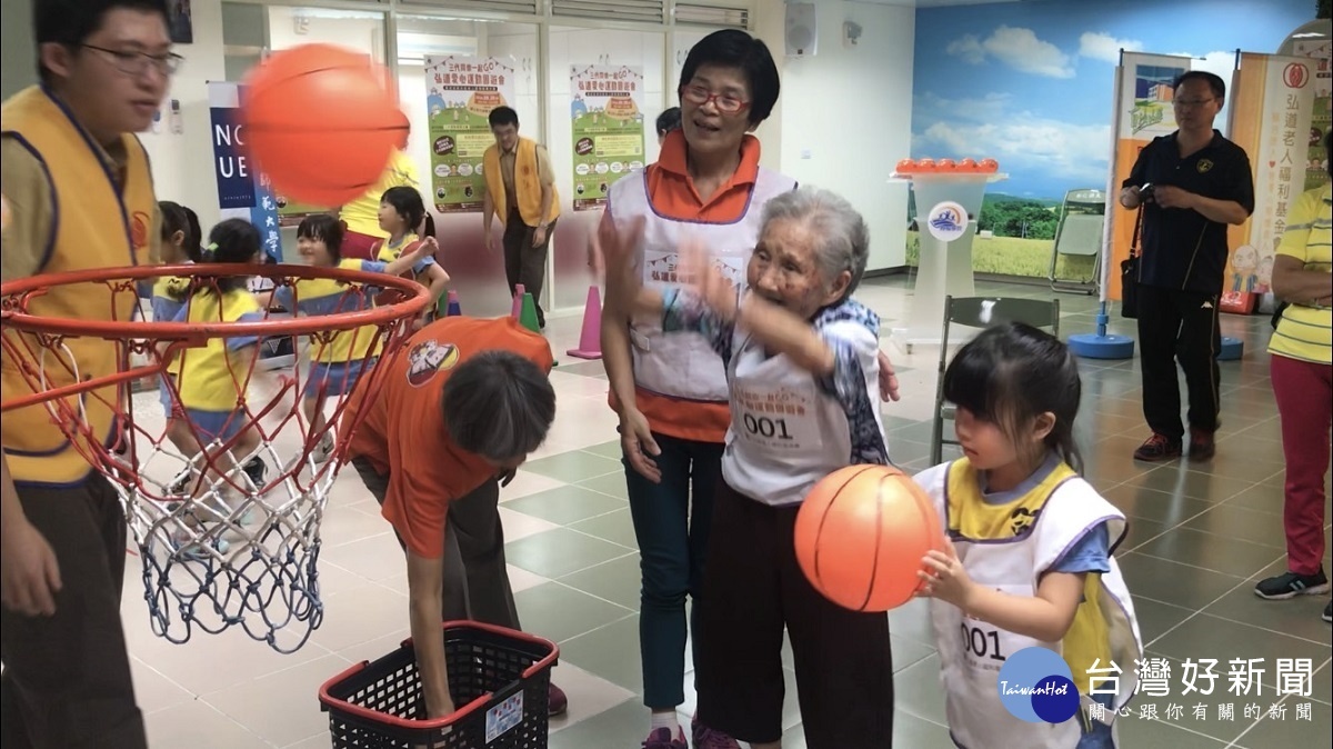 95歲的阿嬤率先示範投籃神射手的橋段,廣邀民眾是身手做愛心。