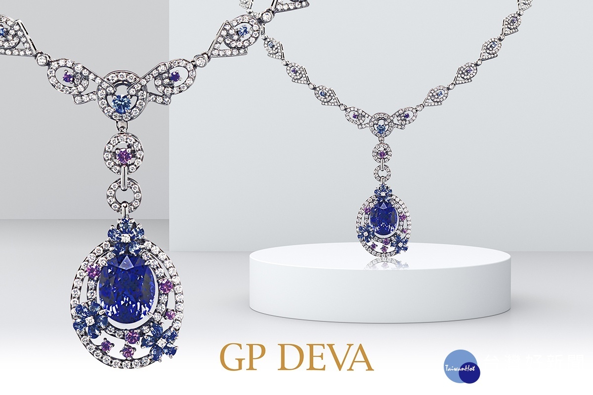 華天「時空自在」珠寶，搭配藍中帶紫的稀有丹泉石，代表在時間與空間中自由穿梭的時空之鍊，串起幾生幾世的因緣注定與美好愛情。