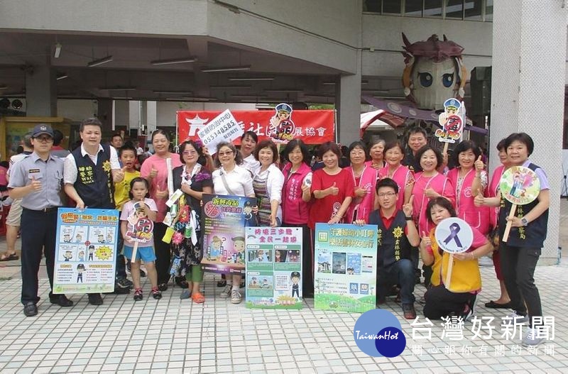 斗六分局預防犯罪宣導團結合雲萱基金會「防暴2.0讓愛升級一起來」活動,分送傳單及文宣品,建立民眾犯罪預防的警覺觀念。