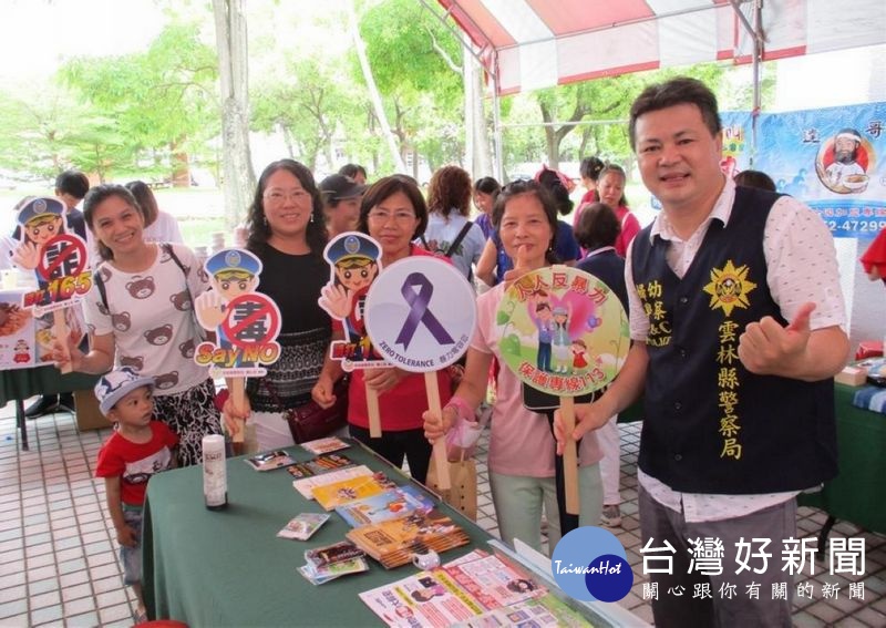 斗六分局預防犯罪宣導團結合雲萱基金會「防暴2.0讓愛升級一起來」活動,分送傳單及文宣品,建立民眾犯罪預防的警覺觀念。